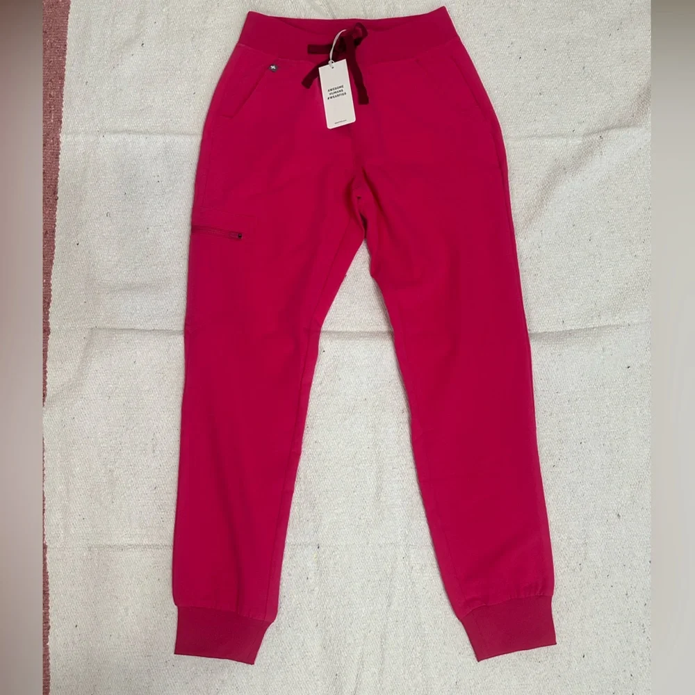 NWT Figs Women's Shocking Pink Scrub Set in Size XS - Picture 13 of 16